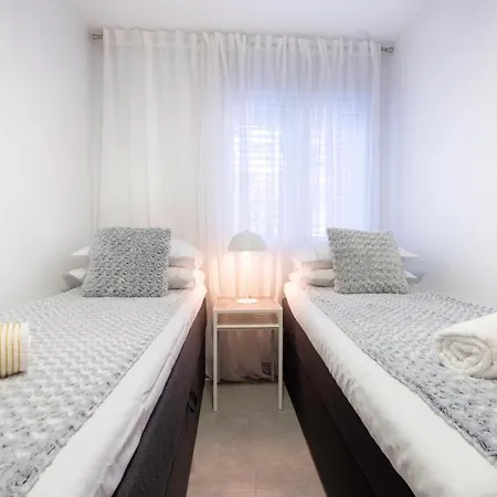 2-bed Apt With Ocean View 100 Meters To The Beach روغوزنيكا